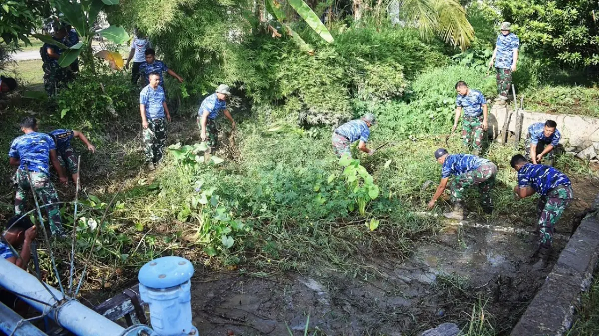 Personel Yon Parako 466 Pasgat bersama warga bergotong royong membersihkan saluran drainase di Desa Parit Jepang, Kecamatan Sungai Raya, Kabupaten Kubu Raya, sebagai upaya mencegah banjir dan menjaga kebersihan lingkungan.