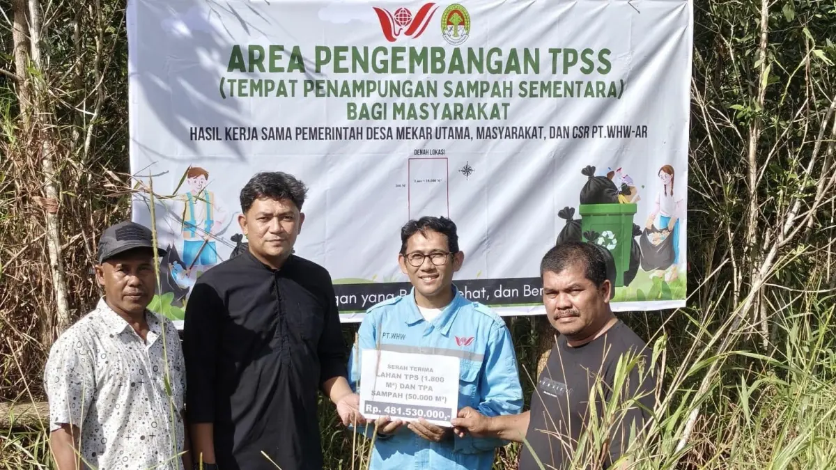 Perwakilan PT. WHW menyerahkan lahan untuk Tempat Penampungan Sementara (TPS) di Mekar Utama, Kendawangan. (ISTIMEWA)

