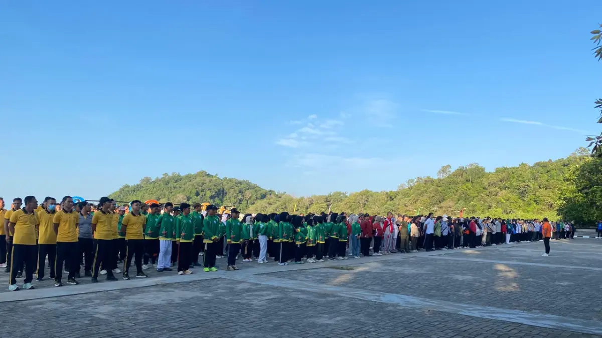 Peserta mengikuti Apel Akbar Persiapan MTQ XXXIV Kalbar 2026 di Pantai Pulau Datok, Sukadana, Kayong Utara, Jumat (24/7/2026).