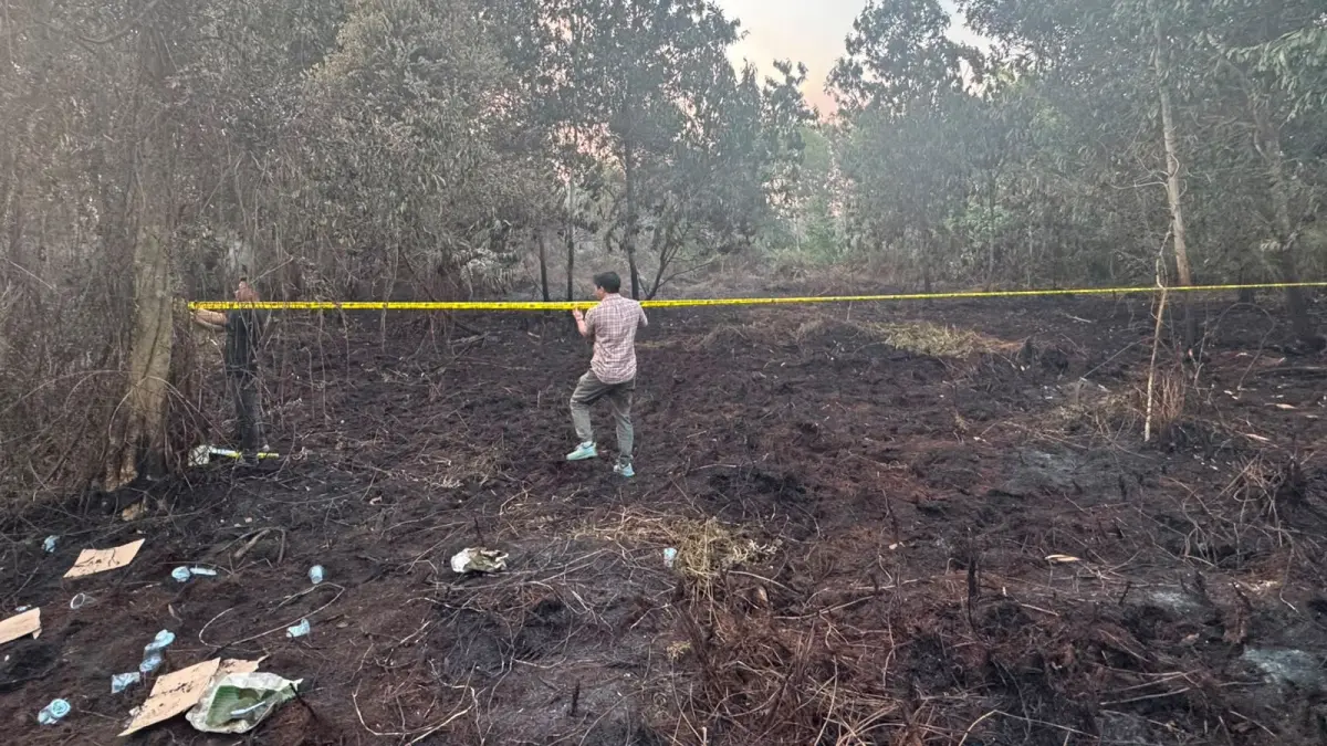 Petugas memasang garis polisi di lokasi karhutla seluas 2,5 hektare di Desa Parit Baru, Kecamatan Sungai Raya, Kubu Raya.