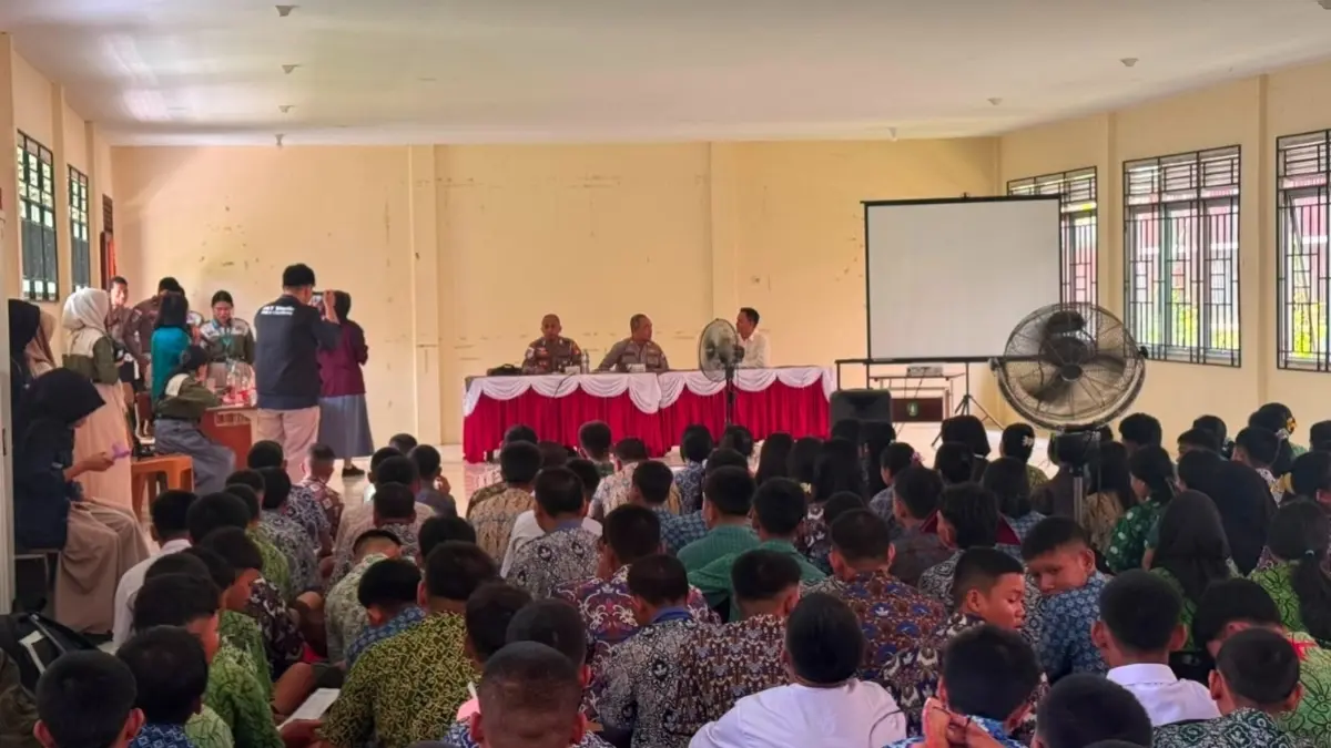 Ratusan Siswa Baru SMKN 1 Entikong mengikuti edukasi dari Polsek Entikong pada Kamis (23/7). (ISTIMEWA)