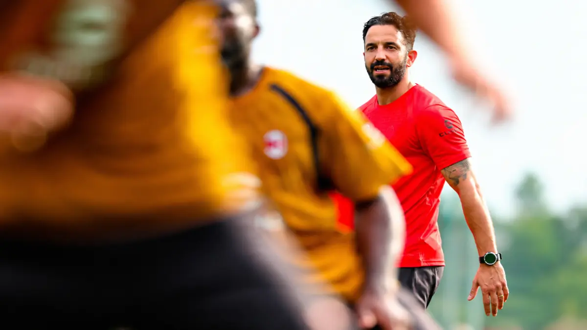 Ruben Amorim memimpin latihan AC Milan saat para pemain bersaing memperebutkan tempat di tim utama untuk musim 2026/2027. (IG@acmilan)