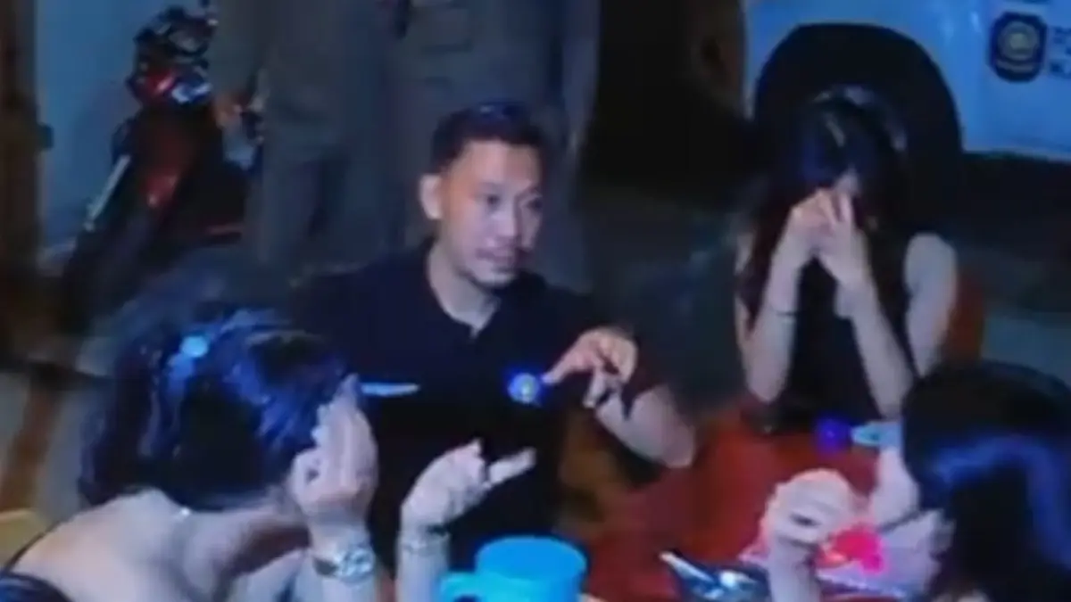 Sat Pol PP Kapuas Hulu saat turun langsung melakukan pengawasan Kafe dan THM di Kecamatan Pengkadan dan Hulu Gurung.(ISTIMEWA)  

