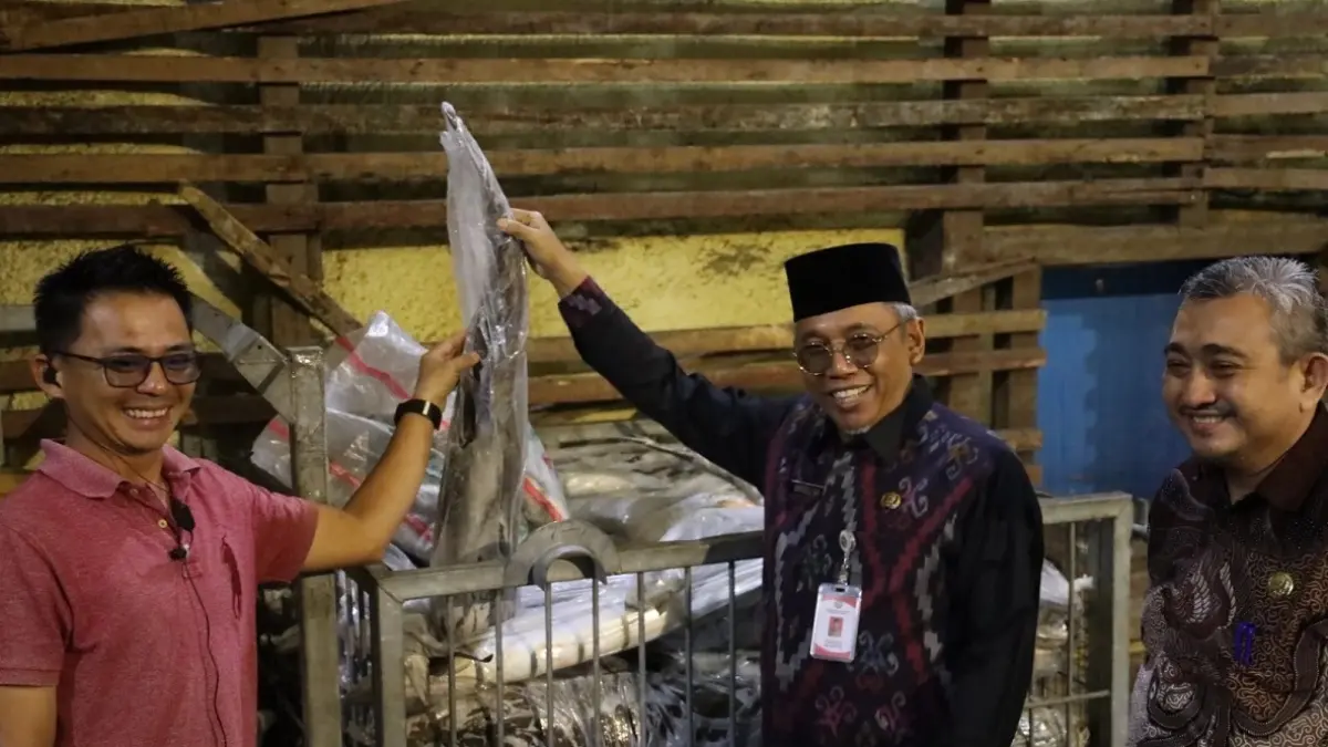 Sekretaris Daerah Kota Pontianak, Amirullah, saat melaksanakan monitoring di sejumlah titik guna memastikan kondisi stok pangan tetap terjaga, Jumat (24/7). (Prokopim)