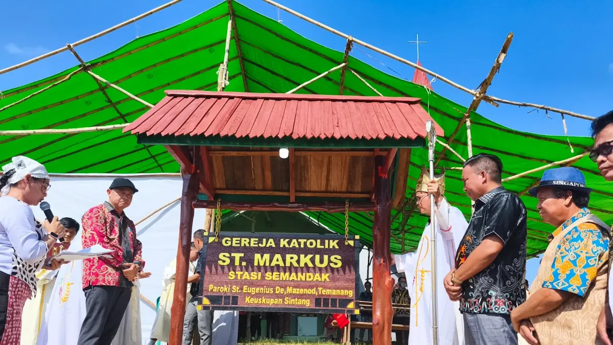 Setelah melalui proses pembangunan selama 16 tahun, Gereja Katolik Stasi Santo Markus Semandak di Desa Kemantan, Kecamatan Sepauk, akhirnya berdiri kokoh dan mulai digunakan umat.(ISTIMEWA) 