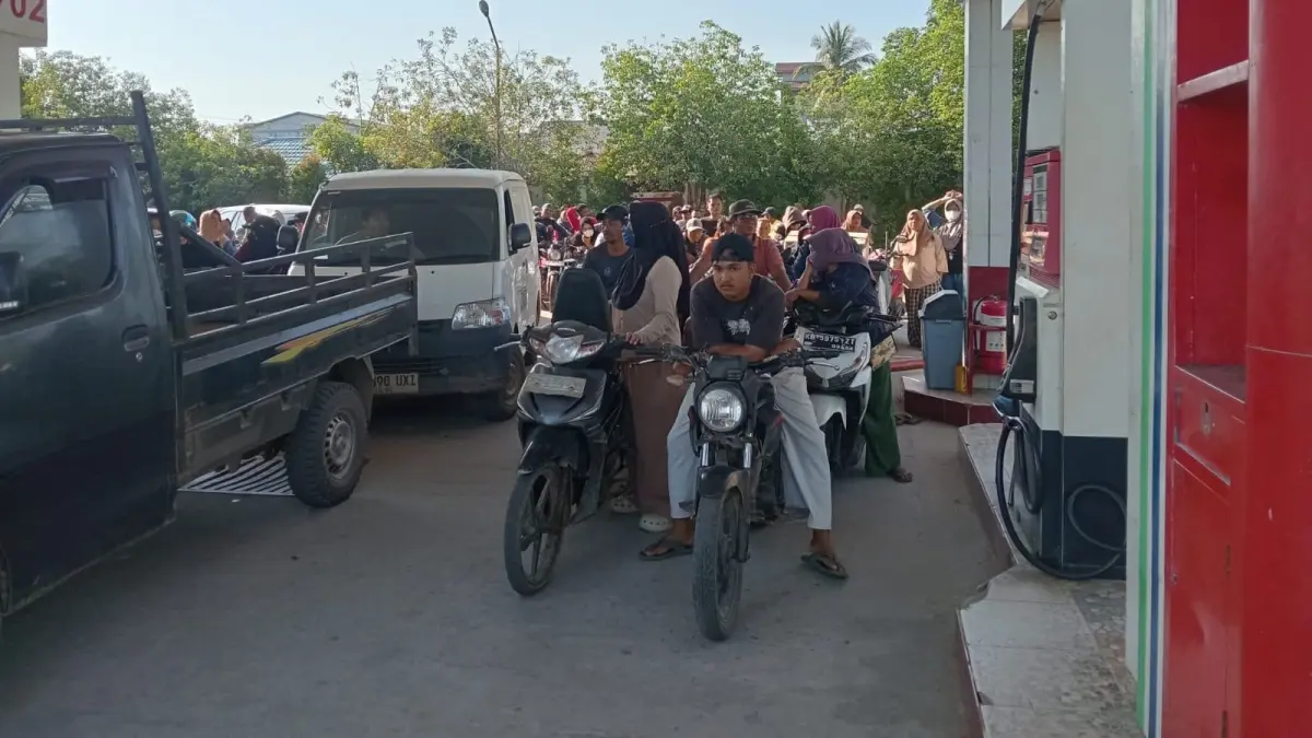 Suasana antrean kendaraan di SPBU Teluk Batang, Kayong Utara, Jumat (24/7/2026).
