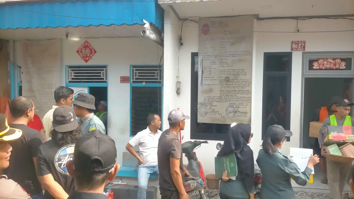 Suasana eksekusi rumah warga di Jalan KS Tubun Gang Harmonis, Kelurahan Roban, Kecamatan Singkawang Tengah, Kamis (23/7)