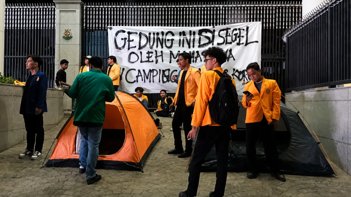 TEKANAN PUBLIK: Massa mahasiswa berunjuk rasa dan mendirikan tenda di depan Gedung Kejaksaan Agung, Jakarta, Jumat (24/7), saat mantan Jampidsus Febrie Adriansyah menjalani pemeriksaan sebagai saksi dalam kasus dugaan TPPU.  (JAWA POS)