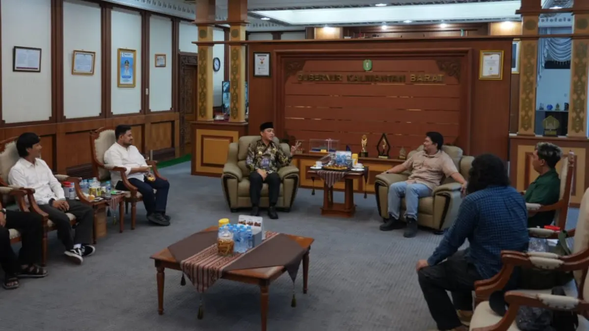 Tim Ekspedisi Merah Putih Rumah Jurnalis x MyPertamina bertemu Gubernur Kalbar Ria Norsan pada Jumat (24/7). (MEIDY KHADAFI/PONTIANAK POST)