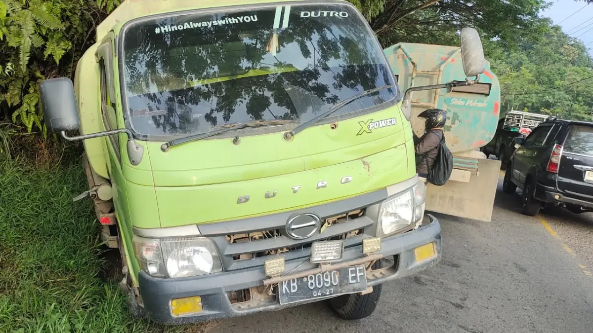 TRUK CPO RUSAK: Kondisi truk pengangkut crude palm oil (CPO) yang mengalami kerusakan di tanjakan Jalan Merdeka Timur, Sekadau, Kamis (23/7). Polisi mengevakuasi kendaraan dan memastikan arus lalu lintas kembali lancar tanpa korban. HUMAS POLRES SEKADAU