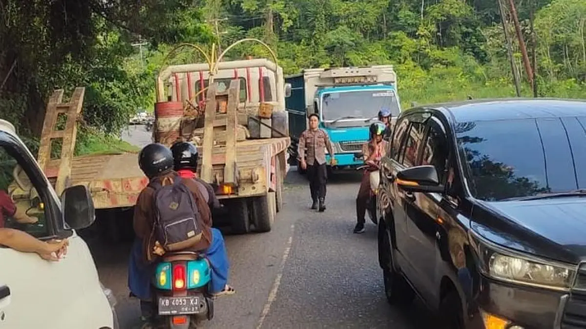 EVAKUASI: Sebuah truk pengangkut crude palm oil (CPO) mengalami kerusakan di tanjakan Jalan Merdeka Timur, dekat RSUD Kabupaten Sekadau, Kamis (23/7). Personel Polres Sekadau mengatur arus lalu lintas dan mengevakuasi kendaraan hingga kondisi jalan kembali normal. HUMAS POLRES SEKADAU