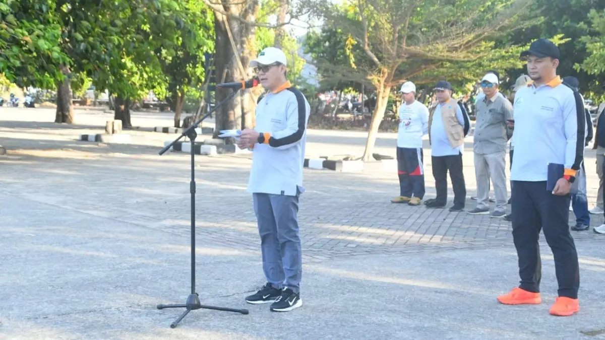 Bupati Kayong Utara, Romi Wijaya saat memimpin apel akbar kesiapan MTQ ke-34 tingkat Provinsi Kalimantan Barat di pelataran Tugu Sail Karimata, Sukadana, Jumat (24/7). (PROKOPIM)