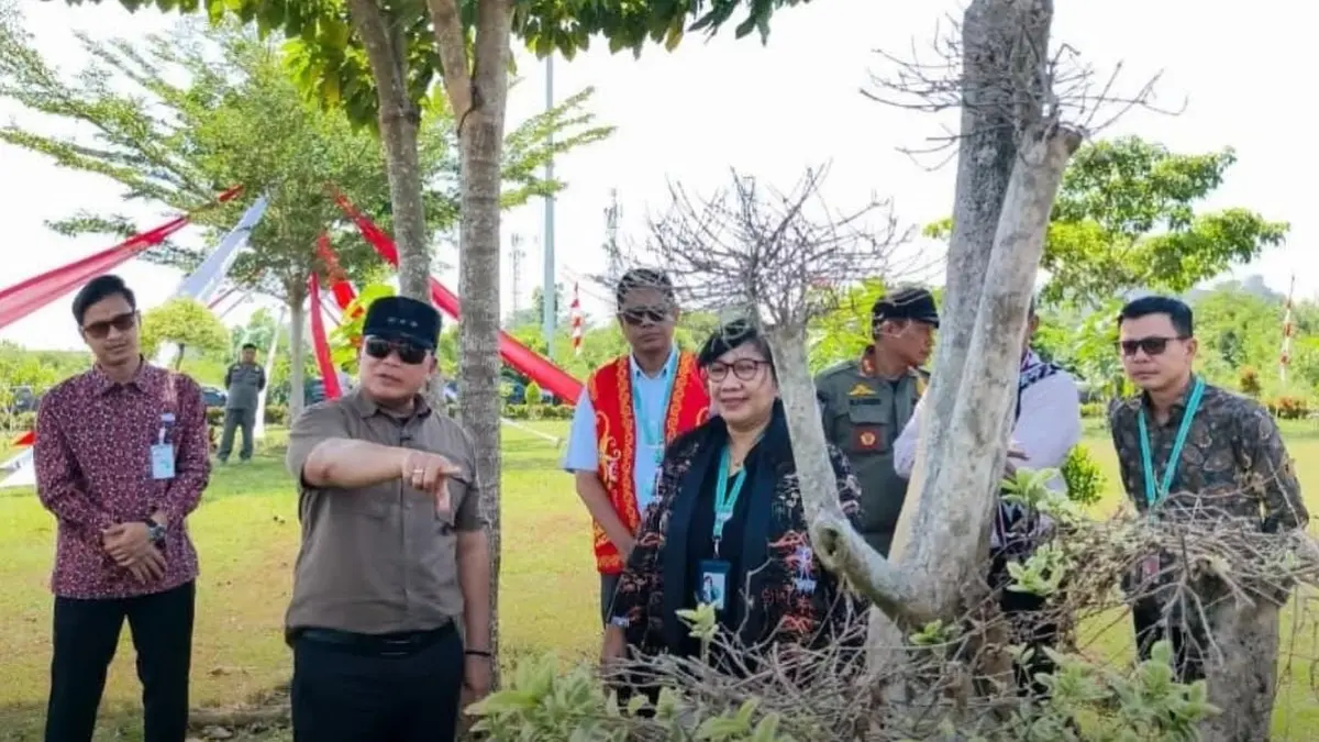 Bupati Kubu Raya, Sujiwo meninjau Bundaran Angkasa Pura di Desa Limbung, Kecamatan Sungai Raya, Kamis (23/7). Kawasan tersebut akan ditata menjadi landmark baru sekaligus memperindah wajah gerbang Kabupaten Kubu Raya. (PROKOPIM KUBU RAYA)