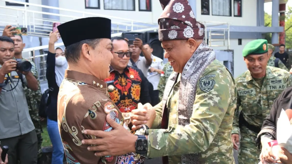 Gubernur Kalimantan Barat Ria Norsan saat&nbsp;menyambut Wakil Kepala Staf Angkatan Darat (Wakasad), Letjen TNI Muhammad Saleh Mustafa yang datang berkunjung ke Kalbar. (ADPIM PEMPROV KALBAR)
