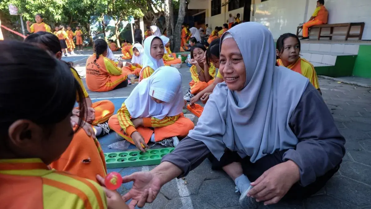Ilustrasi - Sejumlah siswa didampingi guru bermain bekel dan congklak saat perayaan Hari Anak Nasional di SD Negeri Mojosongo 3 Solo, Jawa Tengah, Kamis (23/7/2026). (Antara)
