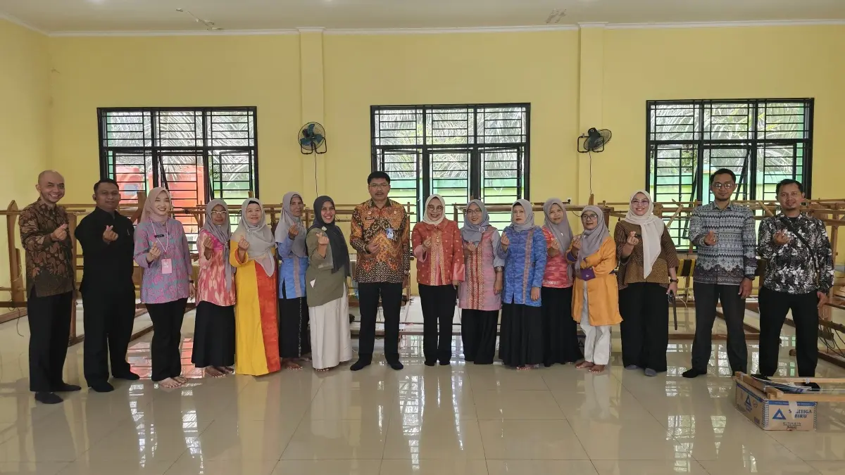 Kanwil Kemenkum Kalbar mengunjungi Rumah Produksi Tenun Cual Sambas di Dusun Semberang II, Desa Sumber Harapan, Kecamatan Sambas, Kamis (23/7). (DOK KANWIL KEMENKUM KALBAR)