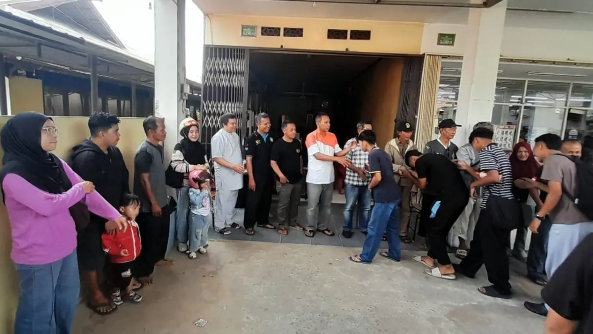 Ketua Askab PSSI Sambas saat melepas pemain Gabsis U17 yang akan berlaga di Piala Soeratin U17 di Pontianak, Jumat (24/7). (ISTIMEWA)