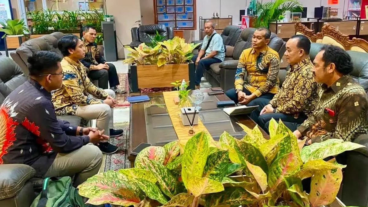 Ketua Komisi I DPRD Ketapang, Gusmani, bersama Kepala BPKSDM Ketapang, Sugiarto, berkonsultasi ke Kemen-PANRB di Jakarta, Kamis (23/7). (ISTIMEWA)