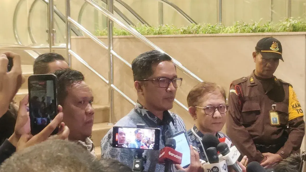 Kuasa hukum mantan Jampidsus Febrie Adriansyah, Febri Diansyah (tengah), memberikan keterangan pers di Gedung Utama Kejaksaan Agung, Jakarta, Jumat (24/7/2026). (Antara/Nadia) 