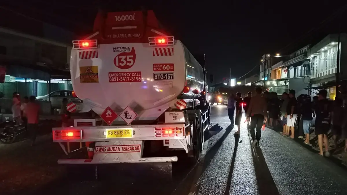 Petugas Polsek Tayan Hulu melakukan olah TKP dan mengevakuasi kendaraan usai kecelakaan maut antara sepeda motor Yamaha Jupiter MX King dengan truk tangki Pertamina di depan Masjid Ar-Rahman, Desa Sosok, Kecamatan Tayan Hulu, Kamis (23/7) malam. (ISTIMEWA)