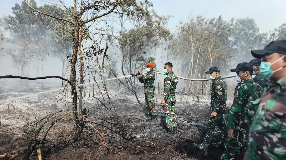 Prajurit Yon Parako 466 Pasgat membantu pemadaman api kebakaran Lahan di Desa Limbung, Kecamatan Sungai Raya, Kabupaten Kubu Raya pada Sabtu (25/7). (ISTIMEWA)