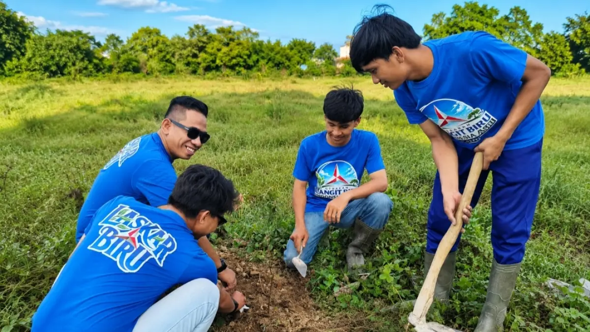 Sekretaris DPC Partai Demokrat Kota Singkawang, Yulius Yoris Anes, mengikuti aksi penanaman pohon dalam Gerakan Langit Biru Indonesia Asri di Jalan Kaliasin, Singkawang, sembari mengajak generasi muda menjadi pelopor menjaga kelestarian lingkungan.