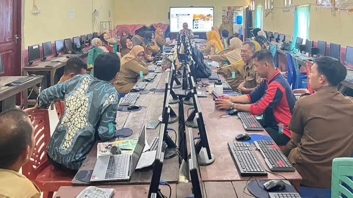 Tenaga pengajar SMPN 1 Tebas melaksanakan rapat yang salah satunya melahirkan Program Bakak. (ISTIMEWA)