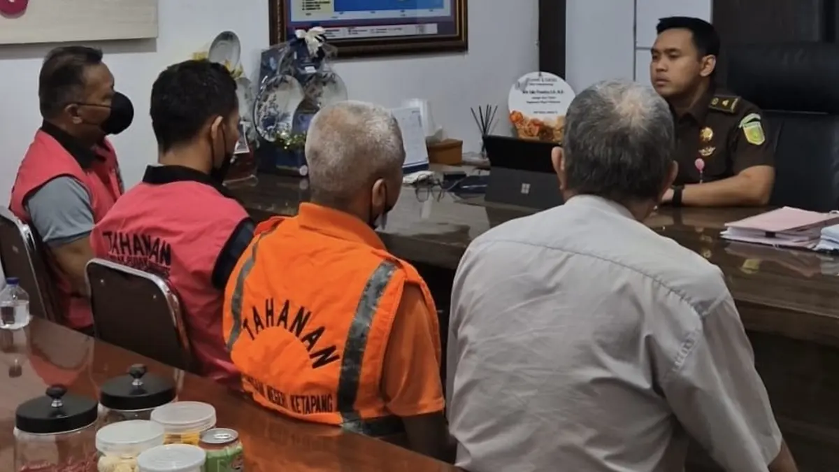 Tiga tersangka LPJU ditahan Kejaksaan Negeri Ketapang, Kamis (23/7) sore. (ISTIMEWA)