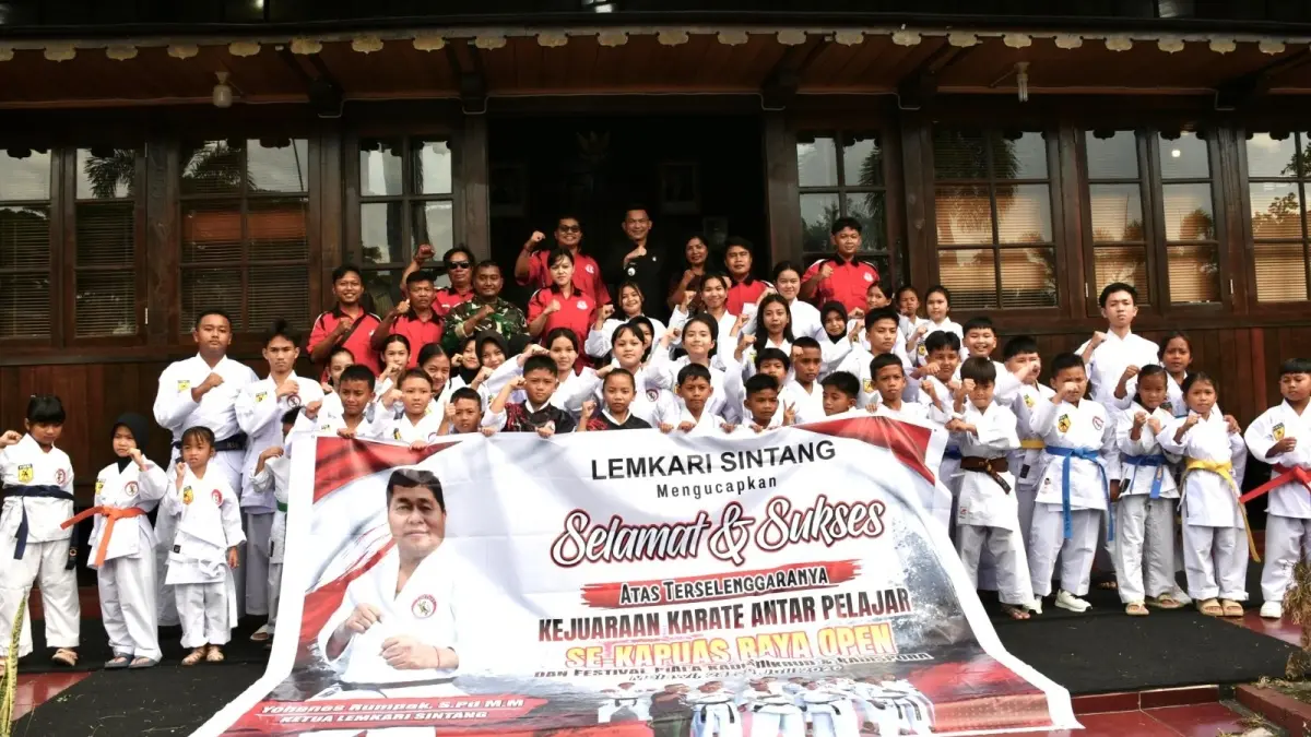 Wakil Bupati Sintang Florensius Ronny melepas kontingen Lemkari Kabupaten Sintang menuju Kabupaten Melawi untuk mengikuti Kejurda karate antar pelajar se-Kapuas Raya. (RISKA NANDA KUMALA SARI/PONTIANAK POST)