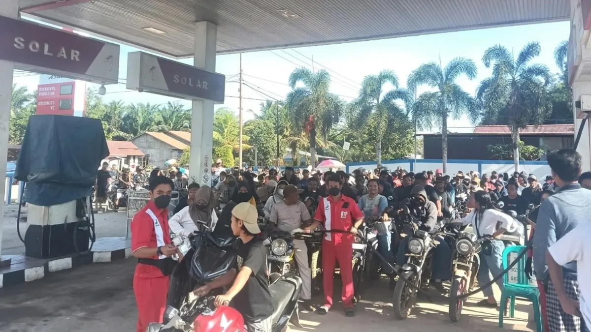 MEMBELUDAK: Antrean kendaraan memadati SPBU di Kabupaten Ketapang saat warga berburu bahan bakar minyak (BBM). Polisi meningkatkan pengawasan di seluruh SPBU guna menjaga kelancaran distribusi dan mengantisipasi penyalahgunaan BBM bersubsidi maupun non-subsidi. /IST