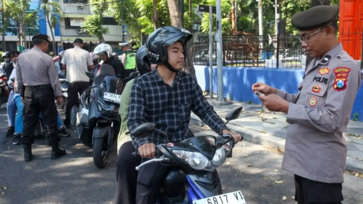 Arsip - Petugas gabungan melakukan Operasi Bersama Pajak Kendaraan Bermotor di Jalan Raden Saleh, Surabaya, Jawa Timur, Selasa (9/6). (ANTARA FOTO/Didik Suhartono/YU)