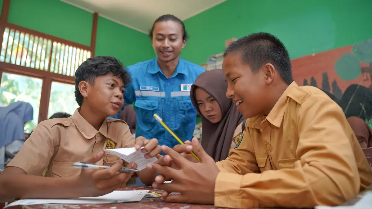 Suasana interaktif antara narasumber dan siswa dalam program DIB Mengajar di SMP Negeri 3 Kepulauan Karimata, Kabupaten Kayong Utara, Jumat (24/7/2026). Program ini memperkuat literasi siswa dan kapasitas guru melalui pelatihan public speaking serta penulisan puisi