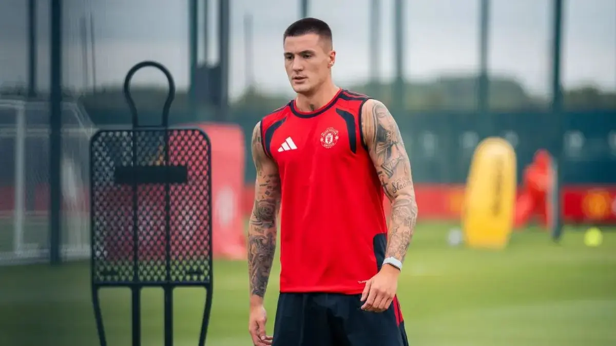 Benjamin Sesko menunjukkan perubahan fisik signifikan saat mengikuti latihan pramusim Manchester United di Carrington. (ist)