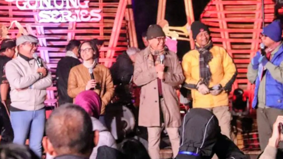 Bupati Probolinggo Mohammad Haris saat memberikan sambutan di even Jazz Gunung Bromo di Amfiteater Jiwa Jawa Resort Bromo, Desa Wonotoro, Kecamatan Sukapura, Jumat (24/7) malam. (ANTARA/HO-Diskominfo Kabupaten Probolinggo)