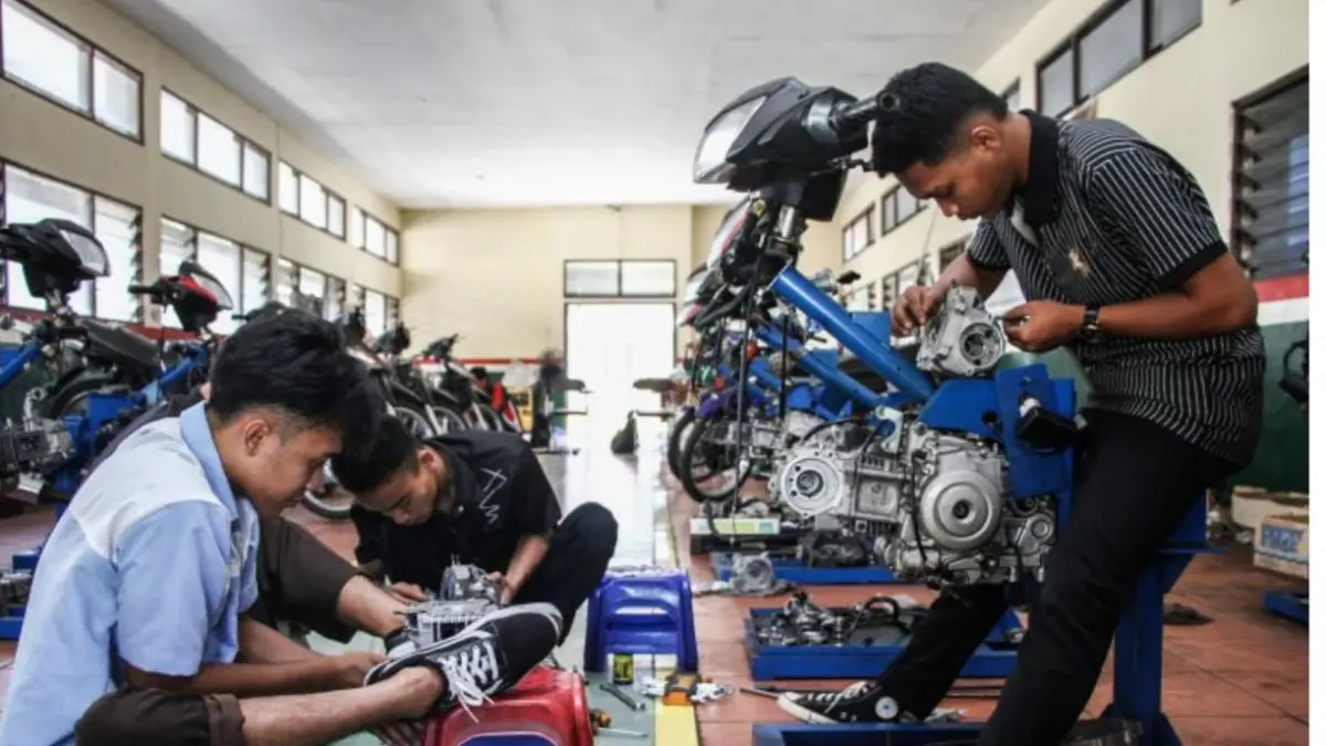 Ilustrasi - Peserta praktik memperbaiki mesin sepeda motor saat Pelatihan Vokasi Nasional di Balai Latihan Kerja (BLK), Palangka Raya, Kalimantan Tengah, Rabu (8/7). (ANTARA FOTO/AULIYA RAHMAN)