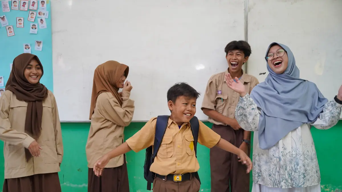 INTERAKTIF: Suasana interaktif antara narasumber dan siswa dalam sesi pembelajaran yang menjadi bagian dari rangkaian kegiatan DIB Mengajar di SMP Negeri 03 Kepulauan Karimata, Kabupaten Kayong Utara, Jumat (24/7/2026).        