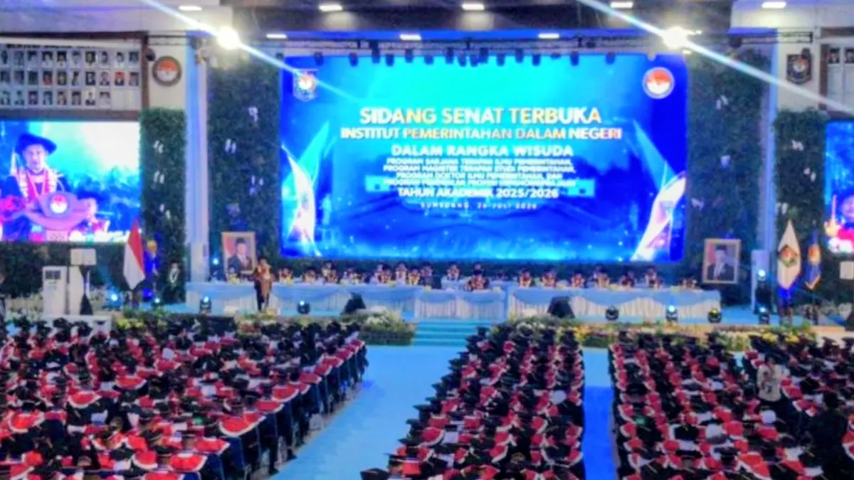 Menteri Dalam Negeri Tito Karnavian mengukuhkan 1.204 wisudawan praja sebagai Sarjana Terapan Ilmu Pemerintahan di Kampus Institut Pemerintahan Dalam Negeri (IPDN) di Kabupaten Sumedang, Jawa Barat, Minggu (26/7). (ANTARA/Devi Nindy)