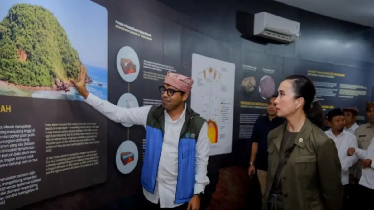 Menteri Pariwisata Widiyanti Putri Wardhana saat melakukan kunjungan ke Pusat Informasi Geologi Geopark Ijen, Banyuwangi pada Sabtu (25/7). (ANTARA/HO-Kementerian Pariwisata)