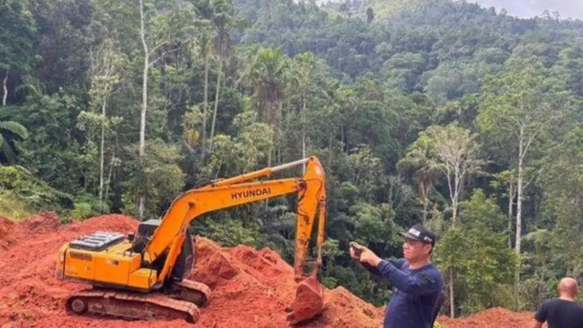 Operasi gabungan Kementerian Kehutanan menghentikan pertambangan emas tanpa izin (PETI) yang sedang berlangsung di kawasan Hutan Produksi Terbatas Mobungayom, Kabupaten Bolaang Mongondow, Sulawesi Utara. (ANTARA/HO-Kemenhut)