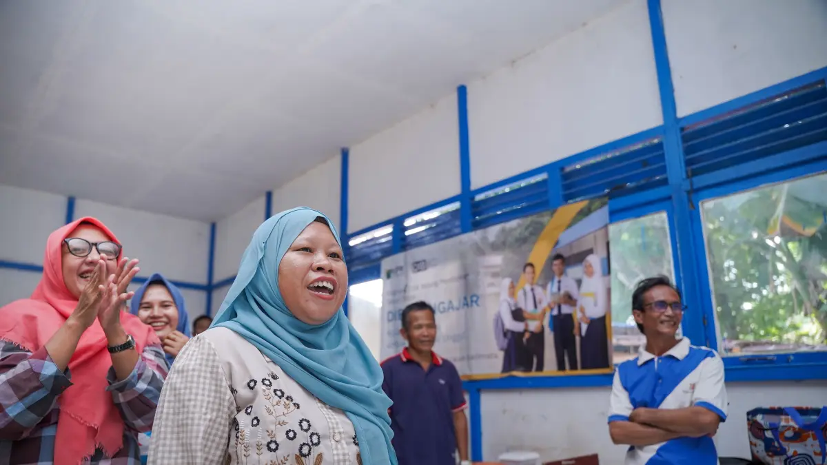 Para Guru berpartisipasi aktif dalam sesi Public Speaking untuk mengajar yang lebih interaktif pada kegiatan DIB Mengajar di SMP Negeri 03 Kepulauan Karimata, Desa Pelapis, Kabupaten Kayong Utara, Jumat (24/7/2026). 