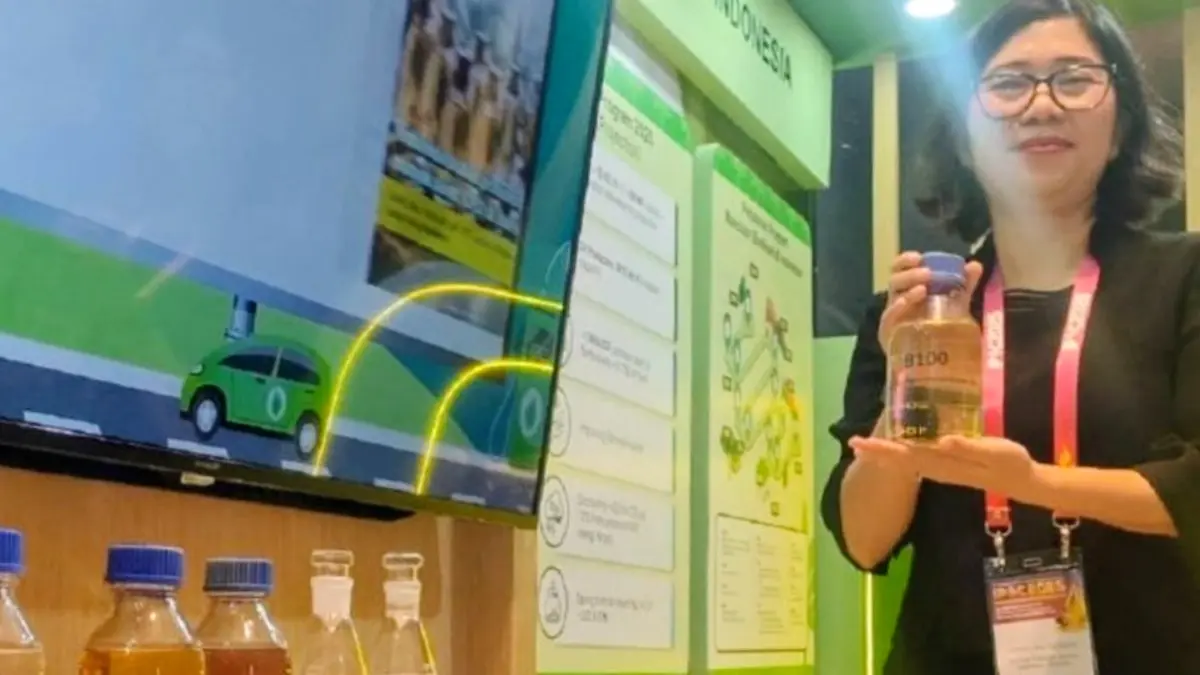 Petugas menunjukkan contoh biodiesel berbahan baku sawit. (ANTARA/Subagyo)