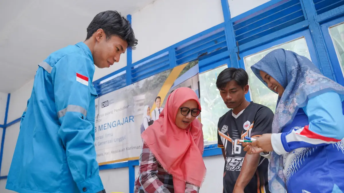 Tim CSR PT DIB mendampingi guru dalam sesi praktik penyusunan materi pembelajaran interaktif pada kegiatan DIB Mengajar di SMP Negeri 03 Kepulauan Karimata, Desa Pelapis, Kabupaten Kayong Utara, Jumat (24/7/2026).