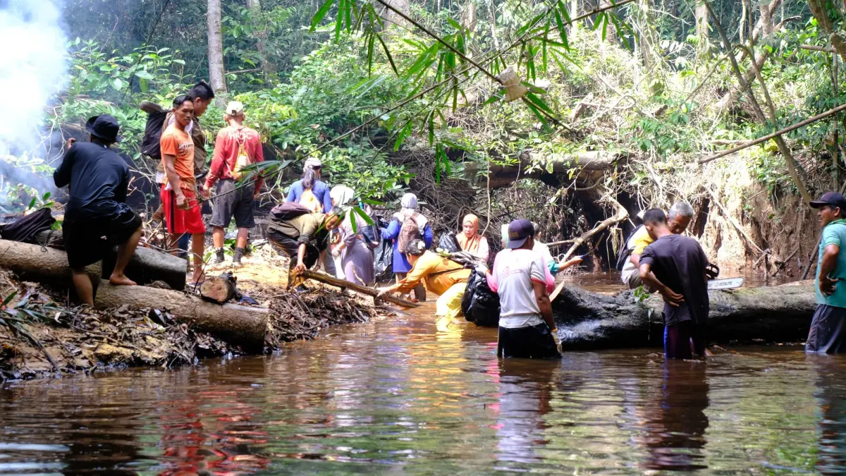 Warga Dusun Cingka bersama PT ANTAM UBP Bauksit Kalbar membersihkan Sungai Cingka di Desa Tanjung Bunut, Kecamatan Tayan Hilir, Minggu (26/7/2026), sebagai upaya menjaga kelestarian lingkungan menjelang Hari Sungai Nasional.