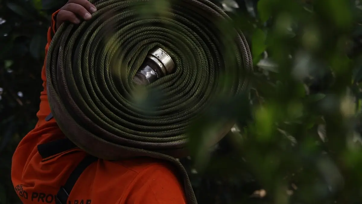 Personel BPBD Provinsi Kalimantan Barat membawa gulungan selang air usai melakukan pemadaman kebakaran lahan gambut di Desa Limbung, Kecamatan Sungai Raya, Kabupaten Kubu Raya, Kalimantan Barat, Selasa (21/7/2026). Kementerian Kehutanan mencatat Kalimantan Barat menjadi provinsi dengan luas kebakaran hutan dan lahan (karhutla) terbesar di Indonesia sepanjang Januari-Juni 2026, yakni seluas 28.680,47 hektare atau 26,7 persen dari total luas karhutla nasional sebesar 107.465,47 hektare. ANTARA FOTO/Jessica Wuysang/sgd