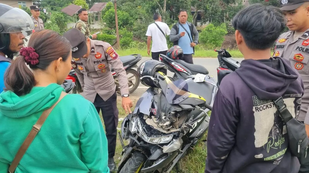 Sepeda motor Yamaha Aerox mengalami kerusakan pada bagian depan usai terlibat kecelakaan dengan Toyota Avanza di Jalan Lintas Malindo, kawasan Suban, Desa Balai Karangan, Kecamatan Sekayam, Kabupaten Sanggau, Sabtu (25/7/2026). Pengendara motor mengalami luka ringan, sementara kasus tersebut masih dalam penanganan Polsek Sekayam.