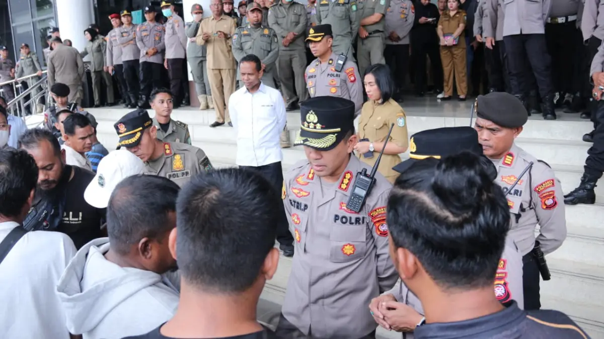 SERAP ASPIRASI: Karoops Polda Kalbar Kombes Pol Marsdianto bersama Gubernur Kalbar Ria Norsan menerima aspirasi Persatuan Sopir Kalbar terkait distribusi solar subsidi di Kantor Gubernur Kalbar, Senin (27/7). Dialog difokuskan pada upaya memperbaiki tata kelola penyaluran BBM bersubsidi.