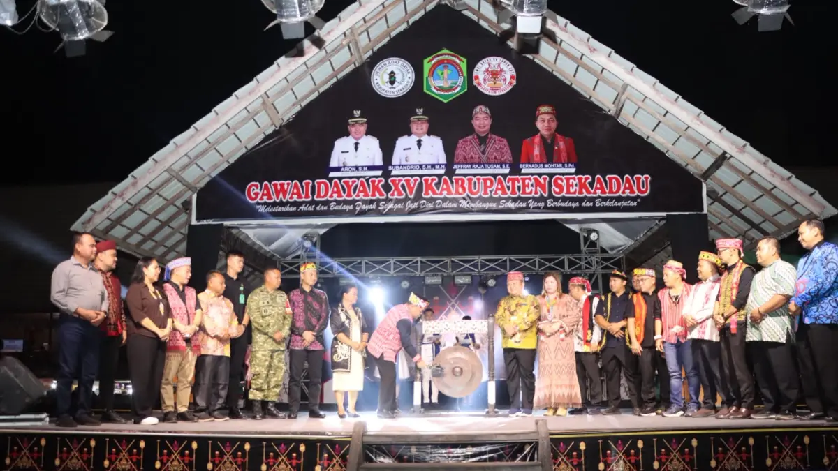 PENUTUPAN PEKAN GAWAI DAYAK: Prosesi pemukulan gong menandai penutupan Pekan Gawai Dayak (PGD) XV Kabupaten Sekadau di Rumah Betang Youth Center, Kecamatan Sekadau Hilir, Sabtu (25/7/2026) malam. Tradisi tersebut menjadi simbol berakhirnya rangkaian pesta adat Dayak yang berlangsung aman, tertib, dan mendapat pengamanan dari ratusan personel Polres Sekadau. /IST