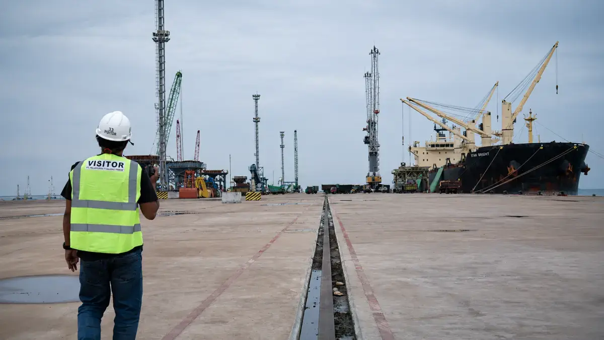 Aktivitas di Terminal Non-Peti Kemas di Pelabuhan Kijing, Kabupaten Mempawah, Kalimantan Barat. Di balik kesiapan fasilitas utama yang dinyatakan telah terpenuhi oleh Pelindo Regional 2, perhatian kini bergeser pada hal-hal yang membentuk “napas” operasional: akses jalan, pengerukan alur pelayaran (dredging), serta keterhubungan dengan hinterland yang menentukan lancar tidaknya arus logistik.