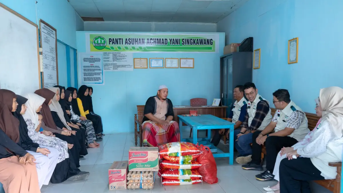 Bukan sekadar menyerahkan bantuan, YBM PLN UP3 Singkawang juga meluangkan waktu untuk bercengkrama dan bersilaturahmi bersama pengurus serta anak-anak Panti Asuhan Achmad Yani Singkawang. Kehangatan yang terjalin menjadi pengingat bahwa kepedulian tumbuh dari kebersamaan dan perhatian yang tulus.