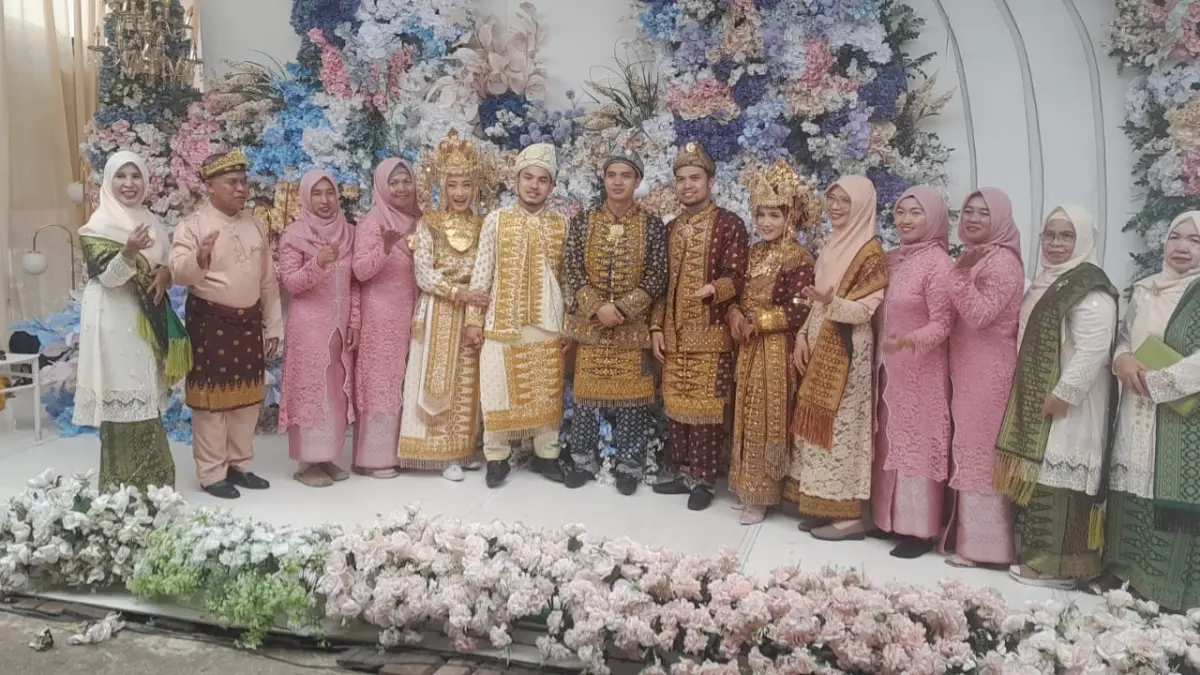 Acara pernikahan tiga bersaudara dilaksanakan secara bersamaan di Desa Tengguli Kecamatan Sajad Kabupaten Sambas. (ISTIMEWA)